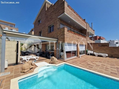 Estupenda casa con vistas al mar y con piscina en Tiana