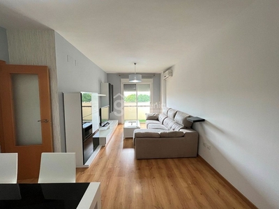 Venta de piso en Coria del Río de 3 habitaciones con piscina y garaje