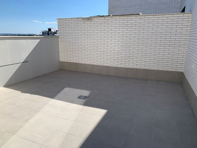 Venta de piso nuevo en calle Cantábrico de 3 habitaciones con piscina y ascensor