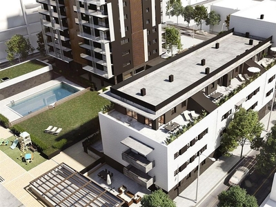 Venta de piso nuevo en calle Francesc Layret de 3 habitaciones con piscina y jardín