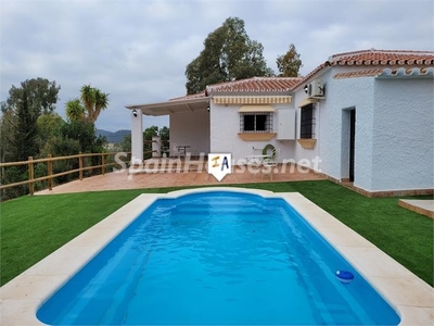 Villa en venta en Almogía