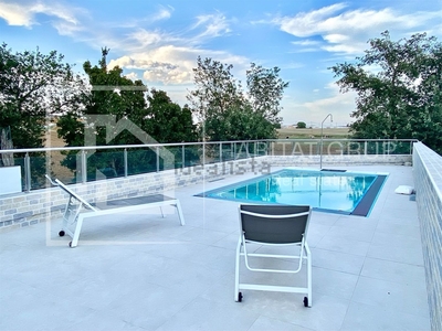Casa o chalet independiente en venta en Urb. 100% Hipoteca - Precioso chalet moderno con jardín y piscina en zona muy tranquila, Riudellots de la Selva