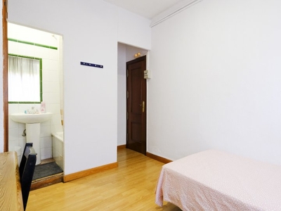 Se alquila habitación en residencia de estudiantes en Argüelles, Madrid.