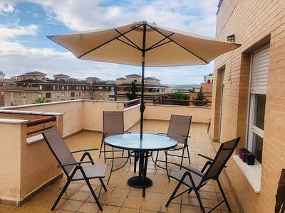 Alquiler de ático en calle De la Peseta de 2 habitaciones con terraza y muebles