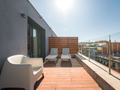 Ático en alquiler en La Nova Esquerra de l'Eixample de 2 habitaciones con terraza y muebles