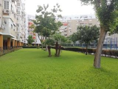 Piso de cuatro habitaciones octava planta, Parque Amate-Santa Aurelia, Sevilla