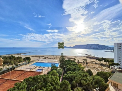 Piso en venta en Cabo de las Huertas de 4 habitaciones con terraza y piscina