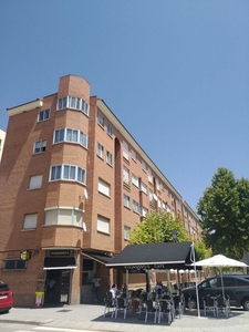 Venta de piso en calle Valladolid de 3 habitaciones con piscina y jardín