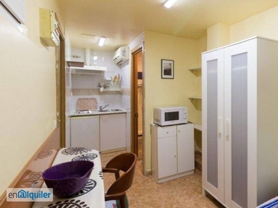 Acogedor estudio con aire acondicionado en alquiler cerca de Metro en L'Hospitalet de Llobregat.