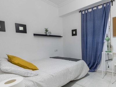 Alegre habitación en alquiler en apartamento de 5 dormitorios en Benimaclet