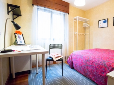 Amplia habitación en apartamento de 3 dormitorios en Uribarri, Bilbao