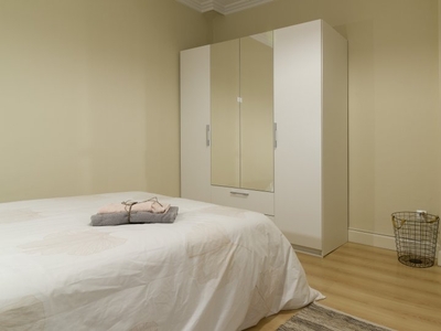 Elegante habitación en un apartamento de 8 dormitorios en Abando, Bilbao