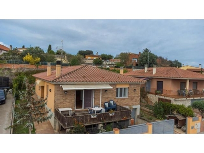 Fantástica casa con jardín y vistas despejadas en Bàscara