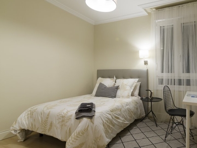 Habitación amueblada en un apartamento de 8 dormitorios en Abando, Bilbao