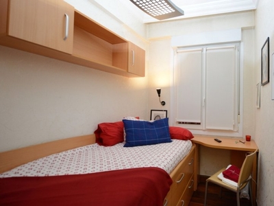 Habitación elegante en apartamento de 4 dormitorios en Bilbao