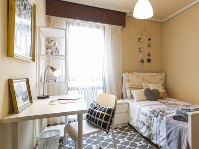 Habitación soleada en apartamento de 3 dormitorios en Casco Viejo, Bilbao