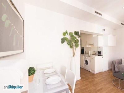 Luminoso apartamento de 1 dormitorio con aire acondicionado y balcón para alquilar en la tranquila Puerta del Ángel