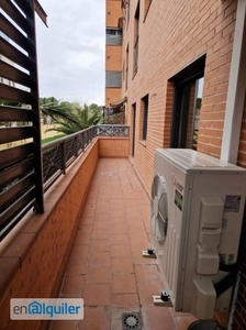 Magnífico piso sin amueblar, de 112 m2, 3 dormitorios y terraza, situado en urbanización cerrada.