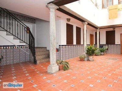 Piso de 2 habitaciones con balcón en alquiler en el centro de Granada