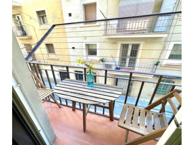 Piso de 60m2 de 3 habitaciones con balcón en el barrio de la Barceloneta.