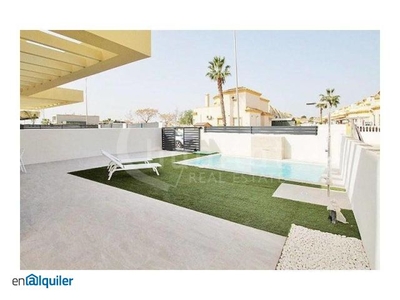 Se alquila esta vivienda independiente de obra nueva con piscina privada en Urbanización La Herrada (Los Montesinos, Alicante)