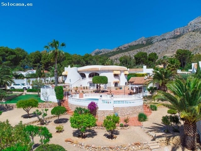 Villa de estilo Ibicenco con impresionantes vistas a la montaña y al mar en Altea