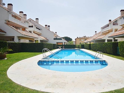 Preciosa Planta Baja con terraza privada y piscina comunitaria.