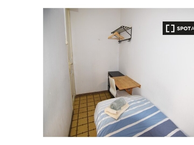 Acogedora habitación en un apartamento de 5 dormitorios en Poblenou, Barcelona