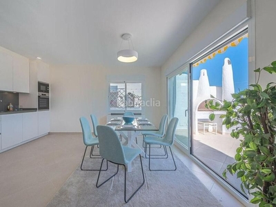 Alquiler apartamento con 2 habitaciones amueblado con parking, piscina, aire acondicionado y vistas al mar en Marbella