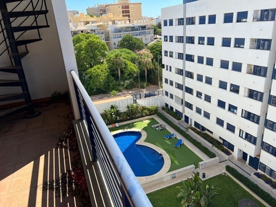 Alquiler piso con 2 habitaciones con ascensor, aire acondicionado y vistas al mar en Estepona