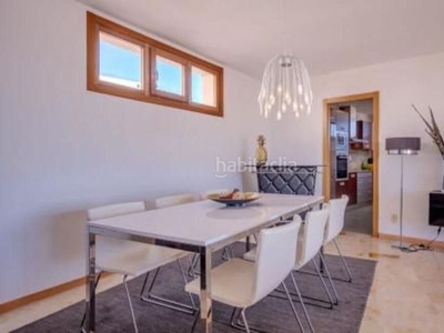 Apartamento con 3 habitaciones amueblado con ascensor, parking, piscina, aire acondicionado y vistas al mar en Marbella