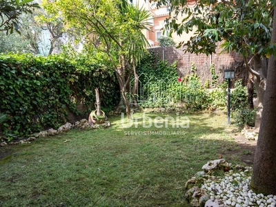 Casa adosada casa en buen estado de conservación, !!, comedor con chimenea, terraza a pie, jardín, ubicada en una zona muy tranquila y muy cercana al centro !! en Vilassar de Dalt