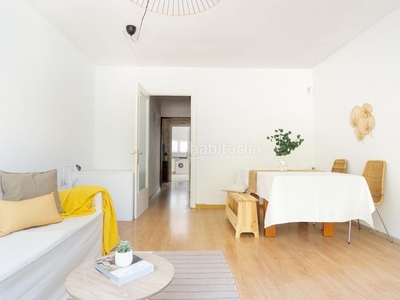 Casa adosada con 4 habitaciones con parking y calefacción en Sabadell