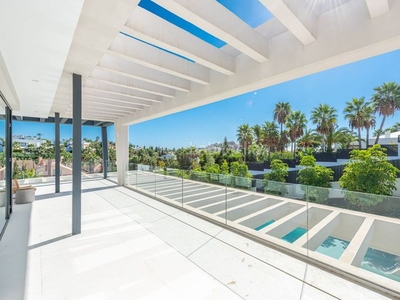Casa con 6 habitaciones amueblada con parking, piscina, calefacción, aire acondicionado y jardín en Marbella