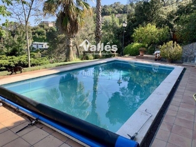 Chalet independiente en venta , con 250 m2, 5 habitaciones y 4 baños, piscina, garaje, aire acondicionado y calefacción calefacción gasoil. en Castellar del Vallès