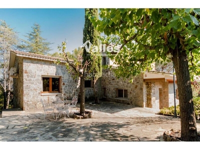 Chalet independiente en venta , con 317 m2, 7 habitaciones y 4 baños y garaje. en Castellar del Vallès