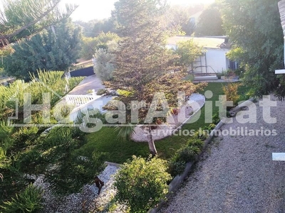 Chalet seminuevo con piscina, garaje y parcela en Torrent