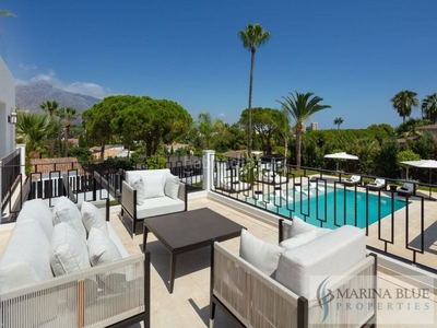 Chalet villa de lujo de 5 dormitorios en nueva andalucía en Marbella