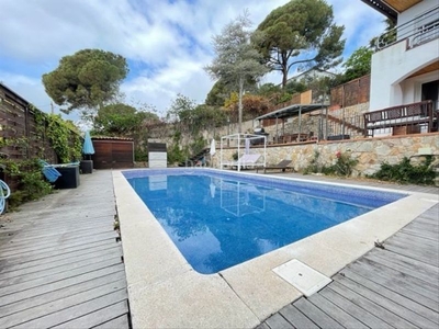 Chalet xalet de 350 m2 amb vistes al mar i piscina. en Sant Cebrià de Vallalta