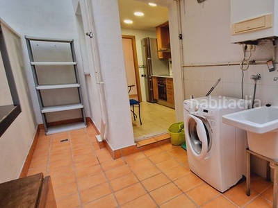 Piso planta baja, con jardín particular, y acceso directo a piscina comunitaria, zona rambla del prat, . tres dormitorios dobles, dos baños con ducha, uno en suite principal, calefacción de gas natural patio, y jardín. finca fachada obra vista. en Cunit