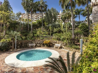 Planta baja con 4 habitaciones con parking, piscina y aire acondicionado en Marbella