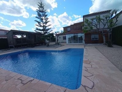 Bonito chalet con piscina y jardín a 900 mts de las playas en LAmetlla de Mar