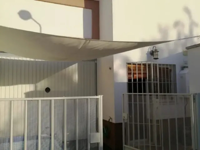 Casa adosada en venta en Calle Castañuela, 10 en Utrera por 118,000 €