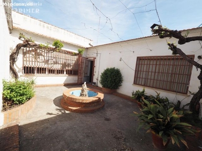 Casa de planta baja en D.Antonio Huertas de 394 m2 de superficie, 5 dorm, 2 baños, patio y garaje
