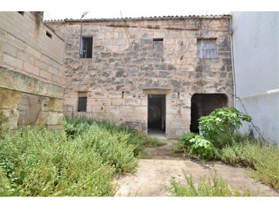 Casa de pueblo con garaje en venta.