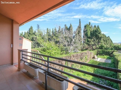 Casa en zona tranquila con vegetación y a solo 1000 m. del centro