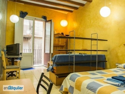 colorido apartamento estudio con balcón, a minutos de la icónica Mercat de Sant Antoni