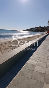 Primera línea de playa con una prciosa terraza con vistas al mar