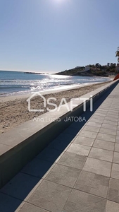 Es de lujo está en la piscina y comtemplar el mar a tu frente... .