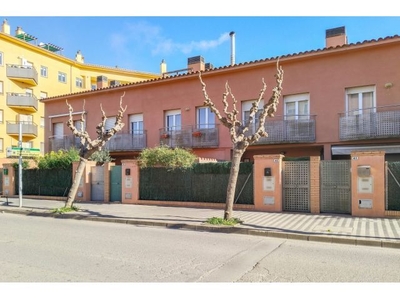 Oportunidad, casa adosada con jardín en Figueres.